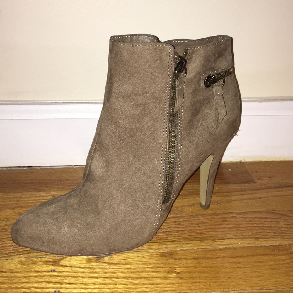 Tan/suede ankle boots.